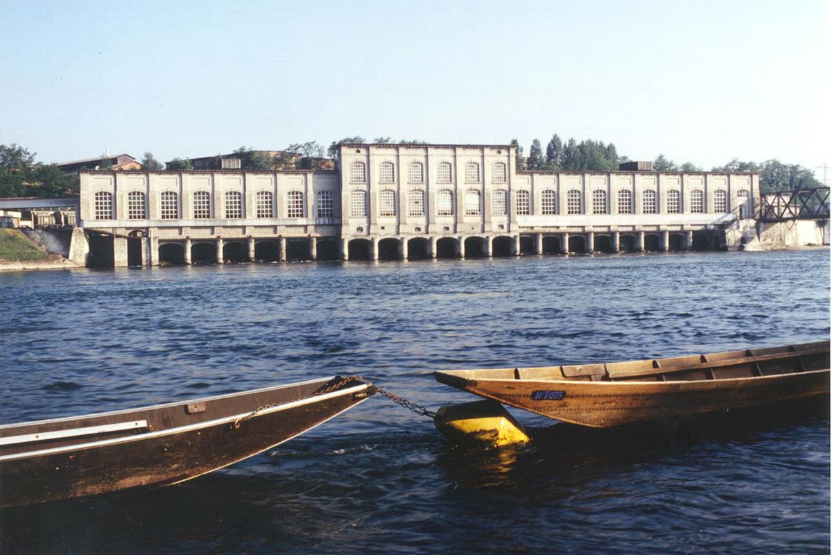 Das alte, 1894 erbaute und 2011 errichtete, damals größte Flusskraftwerk Europas L'ancienne centrale fluviale, construite en 1894 et alors la plus grande d'Europe, reconstruite en 2011.